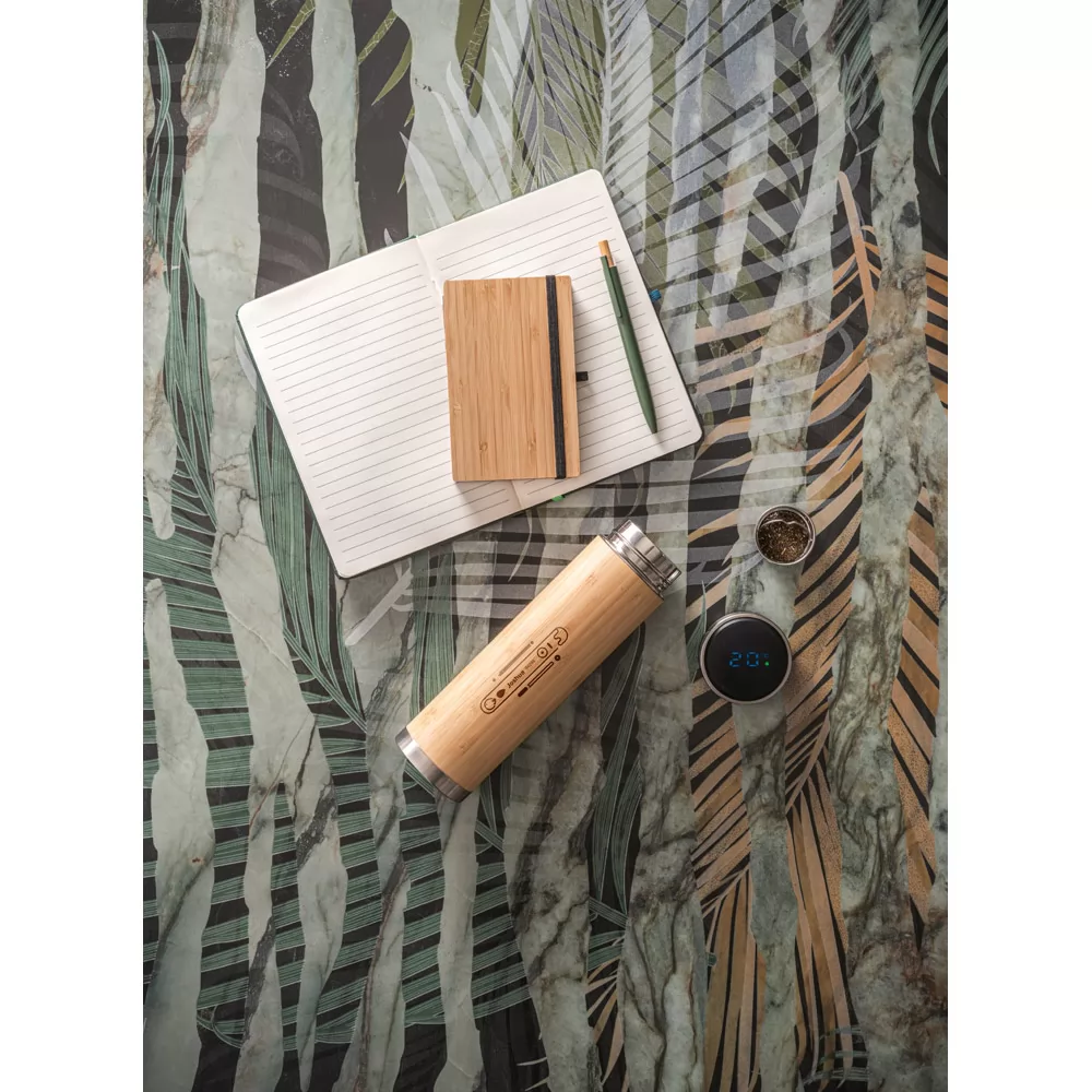 Garrafa térmico em aço inox reciclado e bambu com termómetro digital 430 mL Personalizada Garrafa térmico em aço inox reciclado e bambu com termómetro digital 430 mL Personalizada