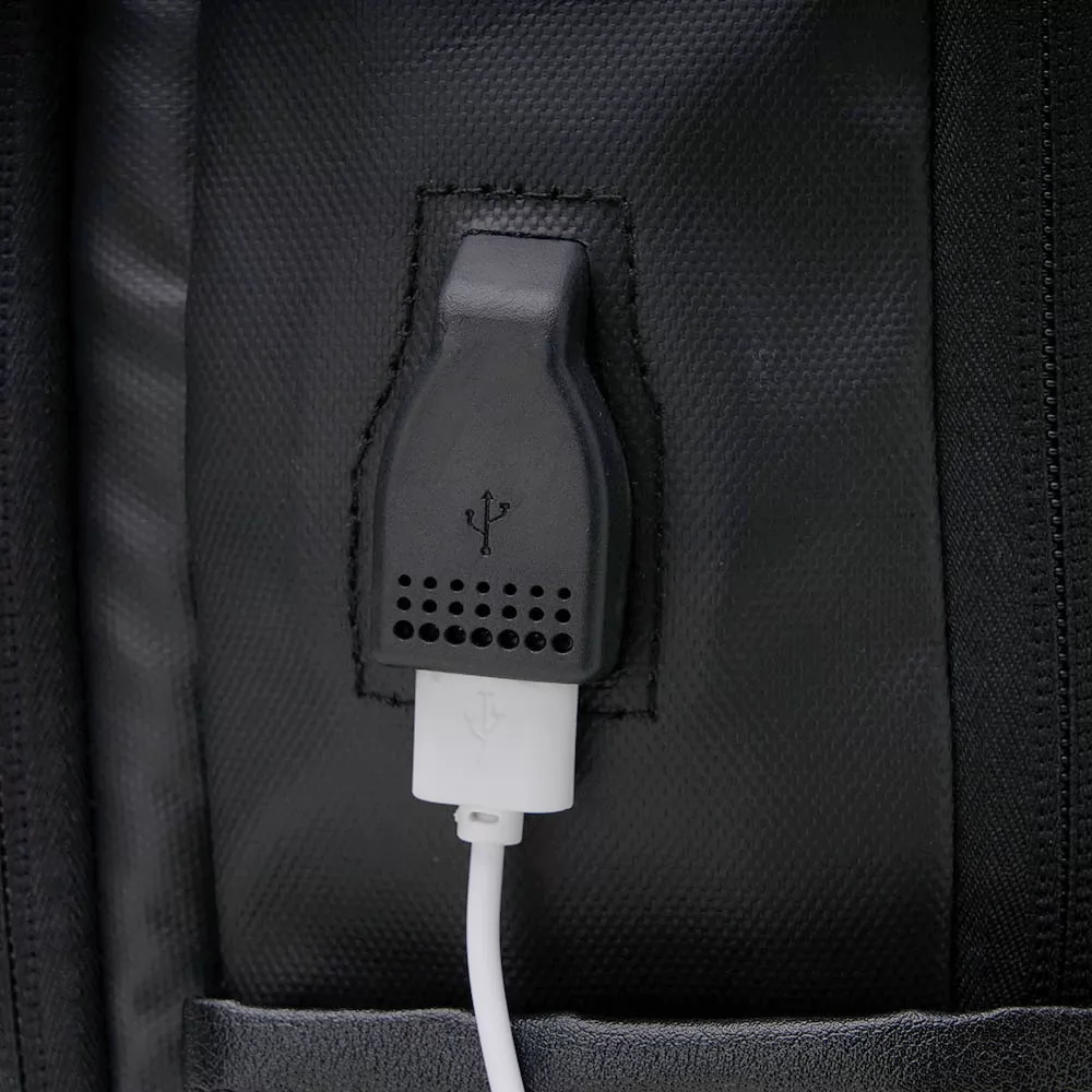 Mochila Couro Sintético USB 20 Litros Personalizada Mochila Couro Sintético USB 20 Litros Personalizada